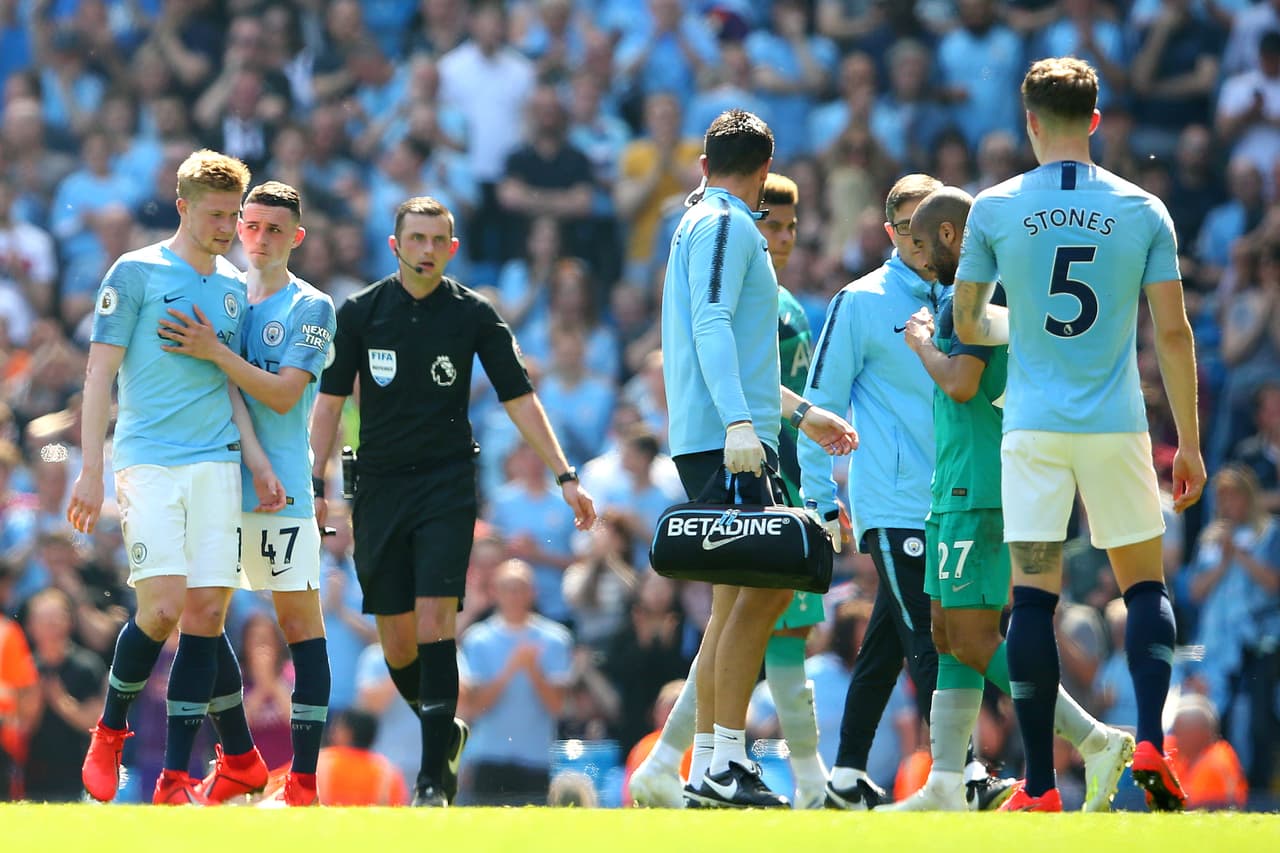 El internacional belga fue sustituido por Fernandinho y la afición del Blue Moon sigue esperando por el dictamen médico para saber la gravedad de su lesión.