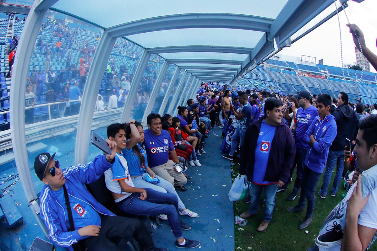 En los bancos de suplentes también se ubicaron los fanáticos en la última vez en el Estadio Azul.