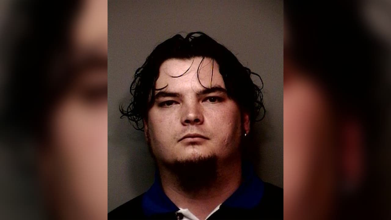 Brandon Riley Beaucamp de 44 años. Acusado de robo con un valor entre 2,500 y 30,000 dólares a personas de la tercera edad. Última ubicación conocida: New Caney, Texas.