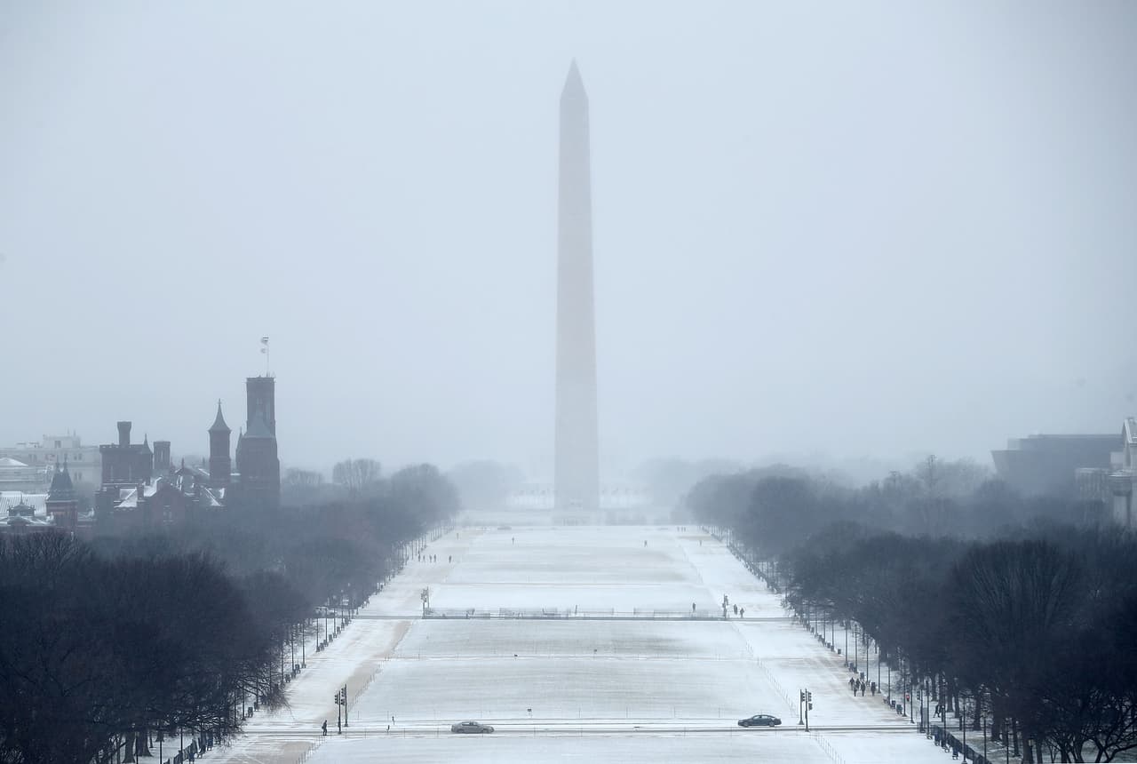 El Nacional Mall de Washington completamente nevado. El Senado suspendió votaciones que tenía previstas para este jueves porque muchos legisladores no tuvieron cómo llegar a Washington .