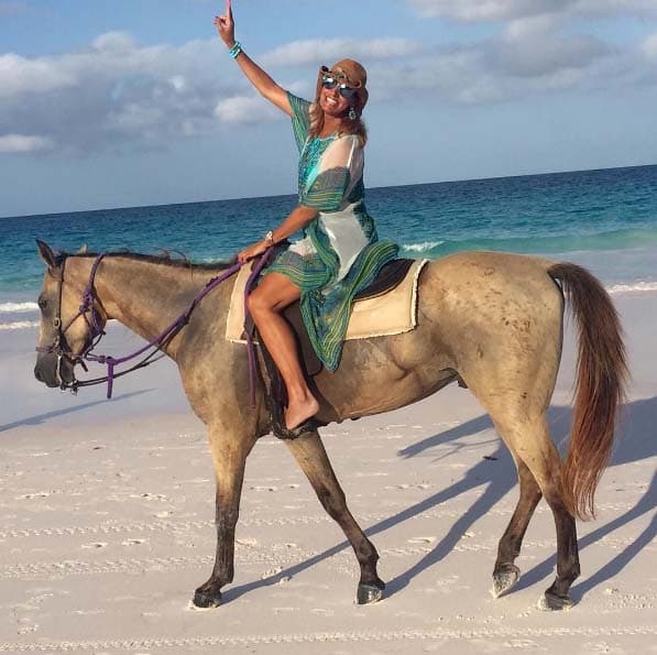 A Lili le fascinó montar a caballo a la orilla del mar.