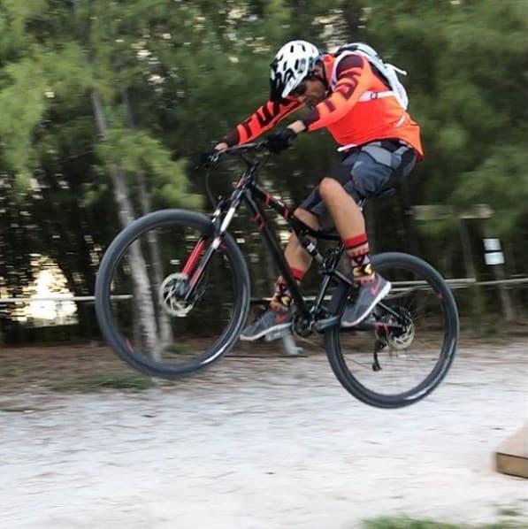 Johnny goza de lo lindo de sus vacaciones practicando Mountain Bike (Octubre 11, 2016)