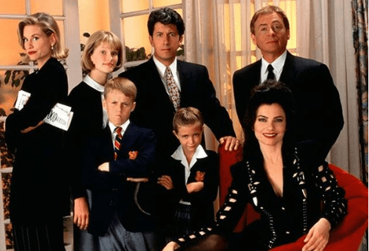 De 1993 a 1999 la cadena CBS transmitió 'La niñera' con un total de seis temporadas y 145 episodios. La serie fue producida por Fran Drescher y su entonces esposo, Peter Marc Jacobson.