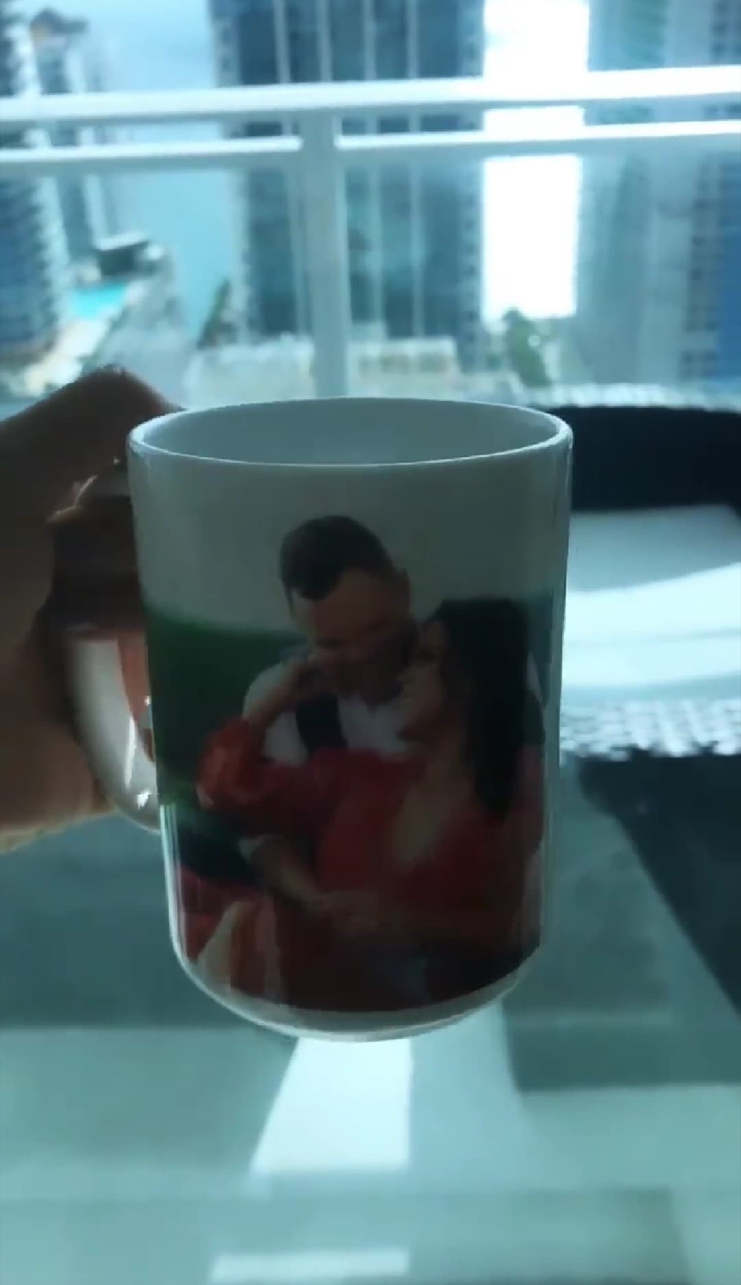 Uno de ellos fue cuando señaló estar disfrutando de una mañana de otoño con café en una taza que le regaló una fan, la cual resulta ser especial porque lleva grabada una fotografía de la feliz pareja.
