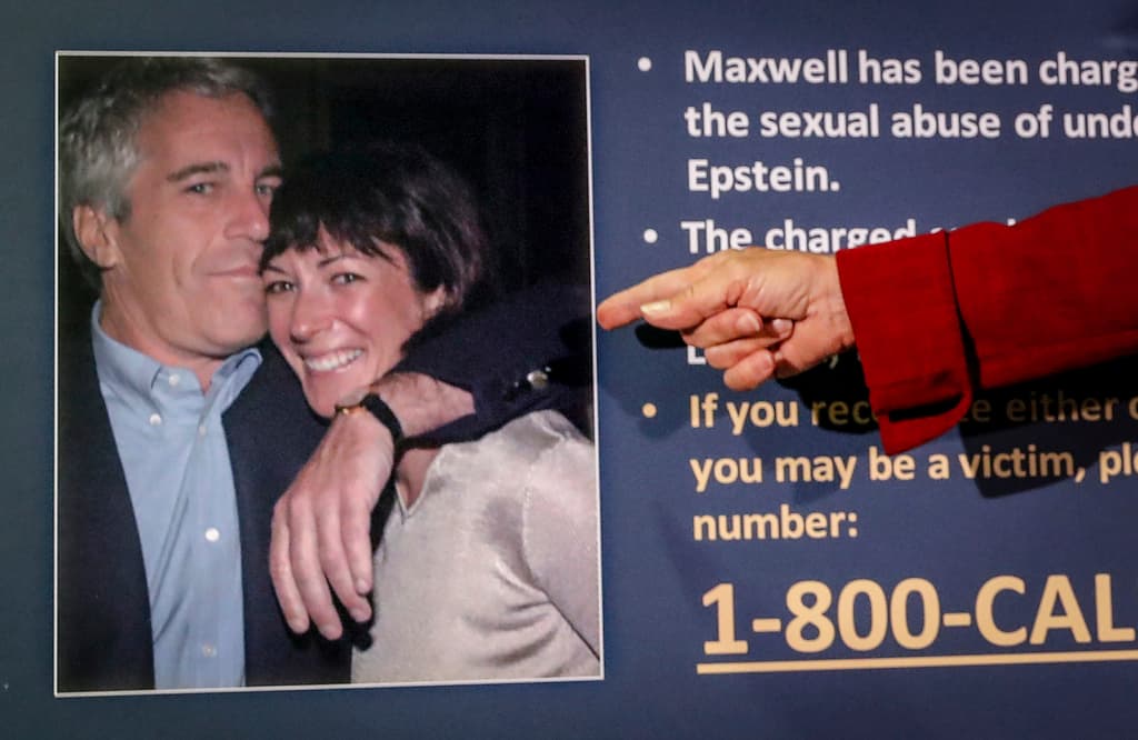 ARCHIVO - Audrey Strauss, fiscal federal interina del Distrito Sur de Nueva York, señala una foto de Jeffrey Epstein y Ghislaine Maxwell, en una conferencia de prensa en Nueva York