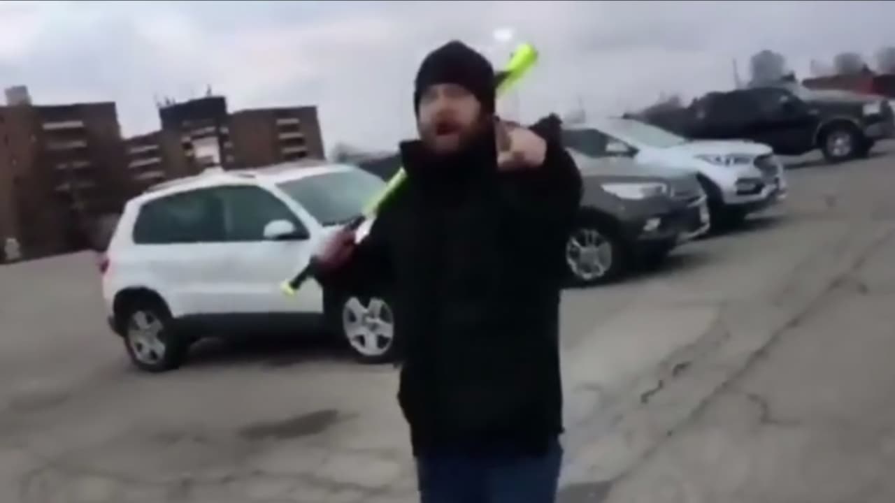 Un hombre ataca a batazos y al grito de "terroristas de ISIS" a una familia hispana que hablaba español