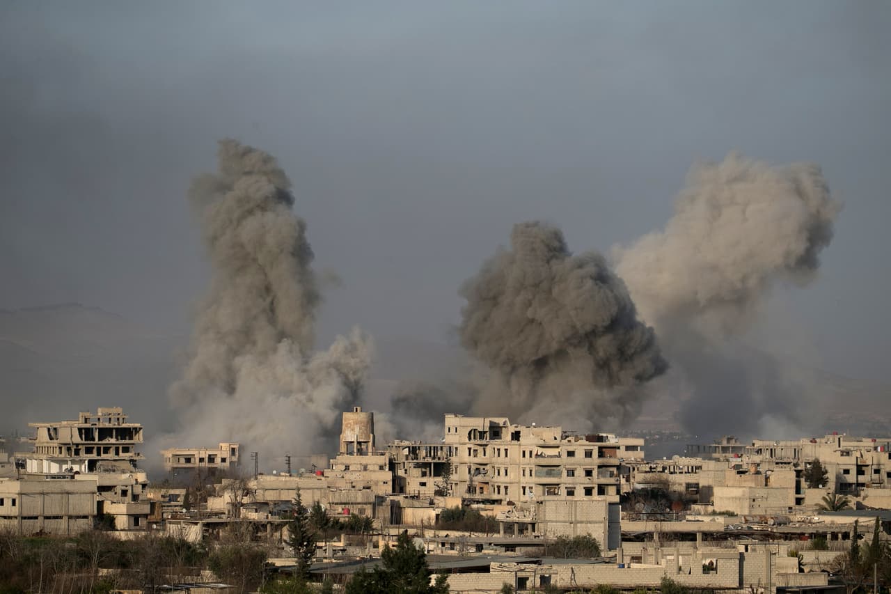 3 de marzo. Humaredas tras los bombardeos del gobierno a Hamouria.