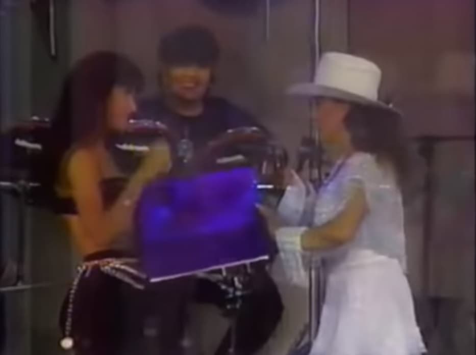El encuentro ocurrió en 1993, dos años antes de que Selena Quintanilla perdiera la vida, a los 23 años de edad. La entrevista de Verónica Castro fue para el programa que tenía en el canal grupero Furia Musical.