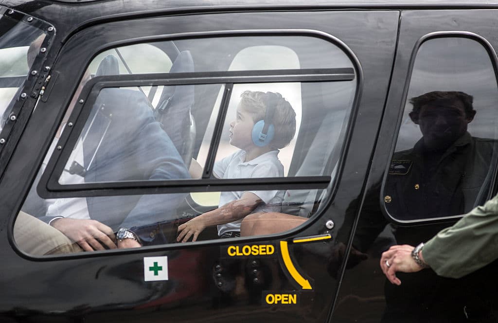 En varias ocasiones, algunos fotógrafos han captado al príncipe George muy contento cuando se encuentra frente a los helicópteros.
<br>