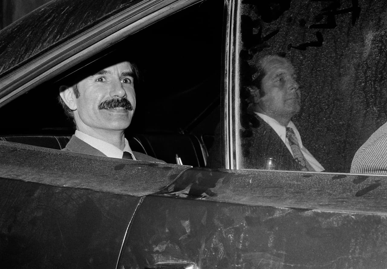 G. Gordon Liddy abandona un tribunal de Los Ángeles en un autómovil de los US Marshall el 20 de septiembre de 1973 tras declararse no culpable de los cargos de conspiración y robo durante el juicio en su contra por el asalto a la oficina de Daniel Ellsberg. Dijo entonces al juz que vivía en la indigencia y que por tanto se le debía asignar un abogado de oficio.
