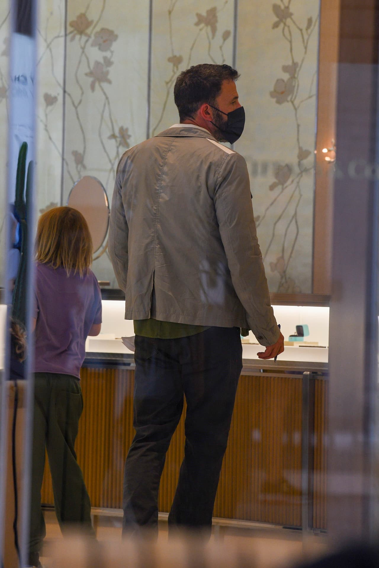 "Ben sostuvo un bolígrafo y
<b> <a href="https://www.univision.com/shows/despierta-america/las-imagenes-de-ben-affleck-junto-a-su-madre-e-hijo-viendo-anillos-de-compromiso-video" target="_blank">lo tachó de su lista</a></b>", dijo la fuente. 
<br>