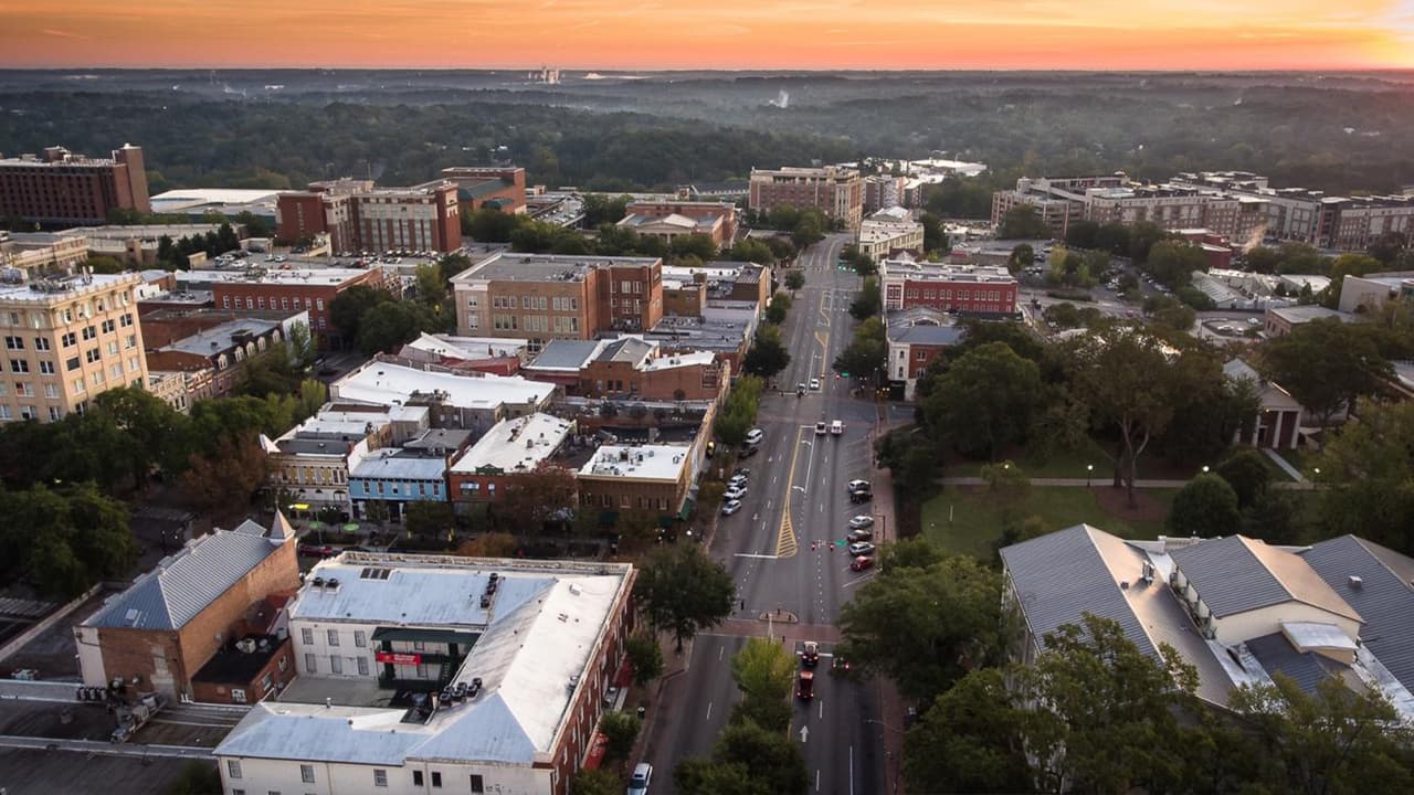 <b>East Point:</b> El Concejo Municipal votó 6-2 para adoptar una ordenanza de máscara facial efectiva a las 12 am del 9 de julio de 2020. Esta ordenanza permanecerá vigente durante el estado de emergencia declarado relacionado con COVID-19.
<br>
<br>Los infractores están sujetos a una multa de hasta $ 75. Se pueden imponer multas a partir del lunes 13 de julio de 2020.