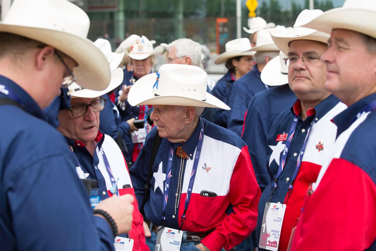 Los delegados republicanos de Texas, con su vestuario típico, reunidos frente a su hotel en Cleveland.