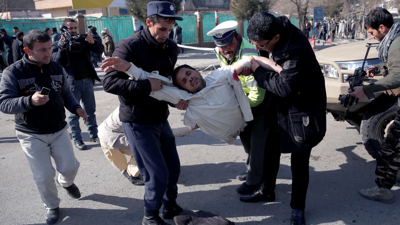 Al menos 95 muertos y más de 150 heridos en un atentado con ambulancia bomba en Kabul