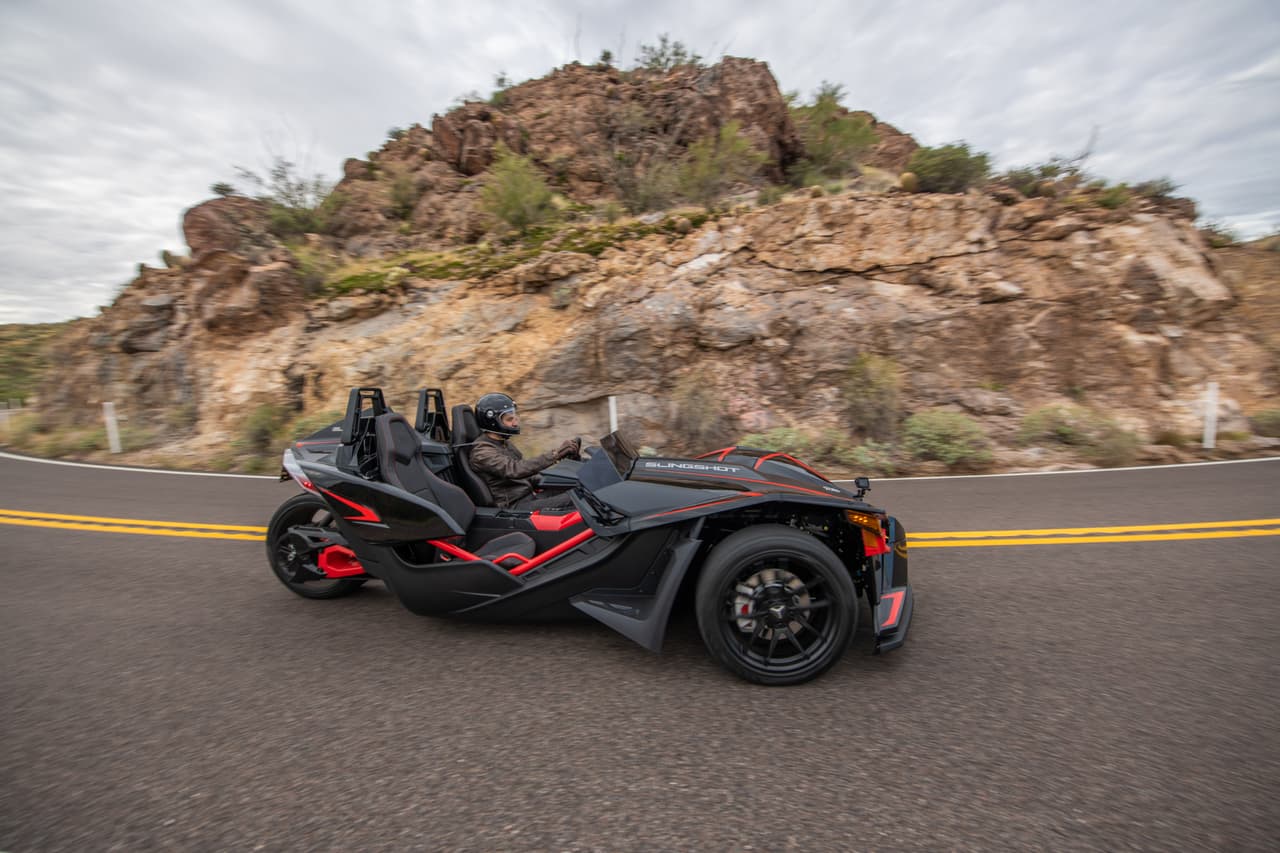 Literalmente, es un Frankenstein entre motocicleta y carro. No trae ventanas, ni techo, su parabrisa cumple parcialmente la función de uno tradicional porque sus ocupantes deben usar cascos integrales, aunque la ley no lo requiera, porque van a estar expuestos al bombardeo continuo de escombros (parte de la diversión).