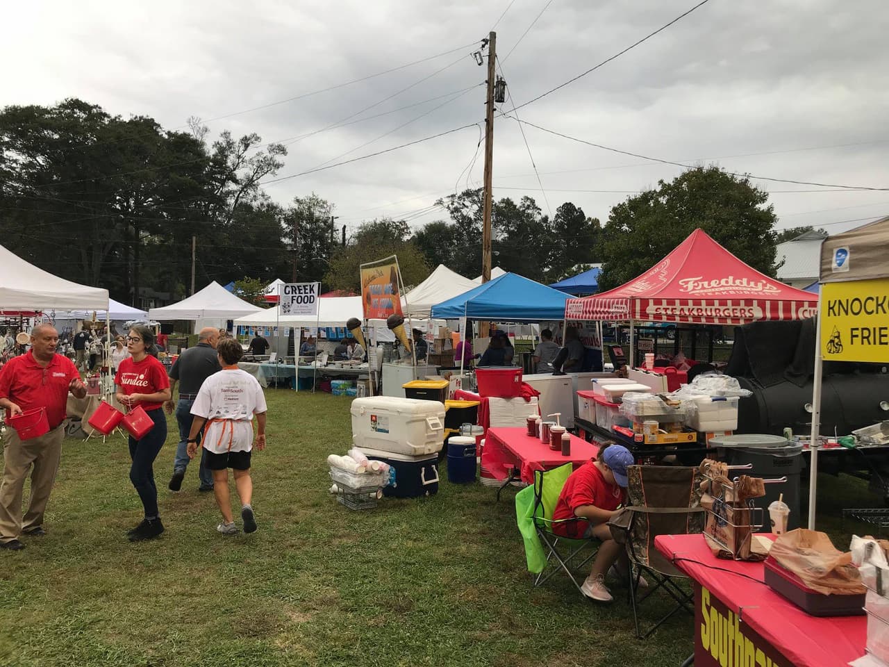 <b>Oconee Chamber Fall Festival </b>
<br>
<b>Fecha</b>: 21 de octubre
<br>
<b>Lugar</b>: Historic Downtown Watkinsville
<br>
<b>Sitio web</b>: 
<a href="https://www.oconeechamber.org/fall-festival">https://www.oconeechamber.org/fall-festival</a> 
<br>
<br>Festival de artes y artesanías en el centro de Watkinsville, al este de Atlanta.
