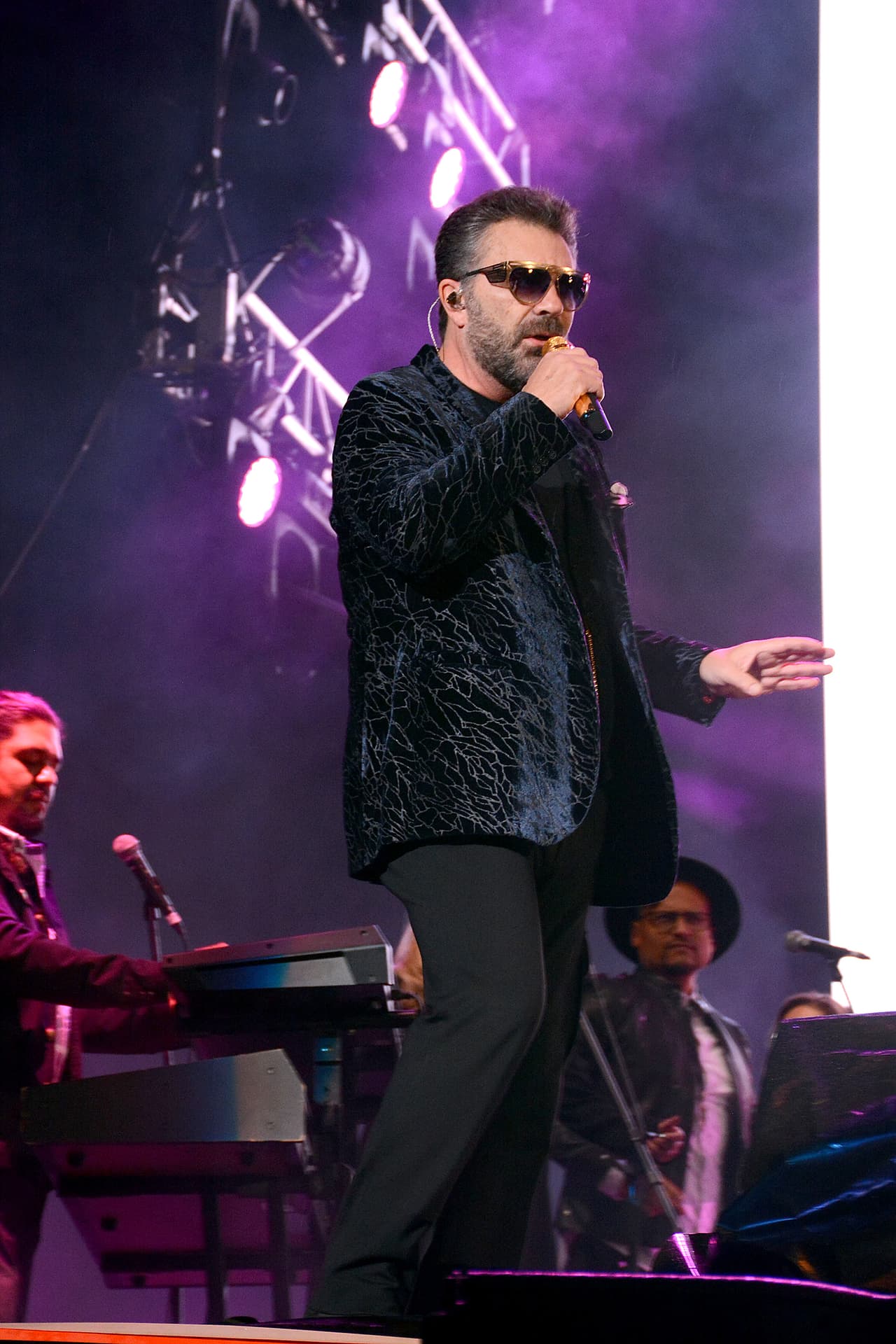 Esta canción forma parte de la nueva producción discográfica del cantante mexicano, la cual lleva por título 'Rompecabezas'.