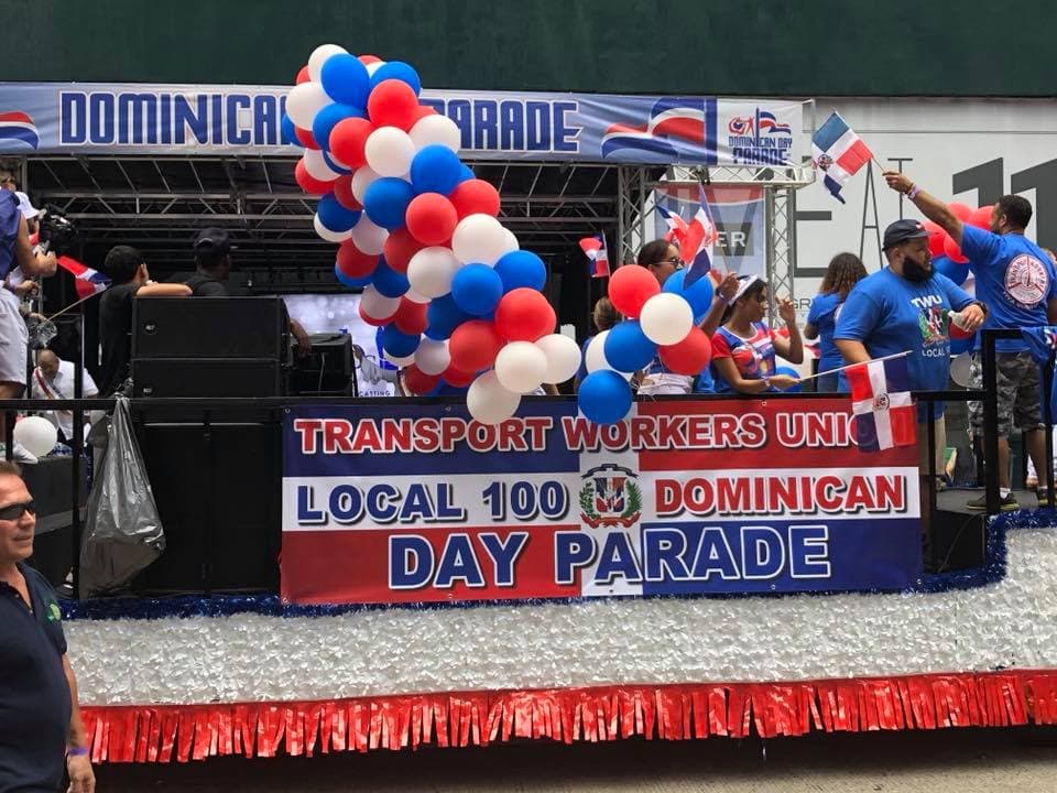 Numerosas organizaciones exhiben sus carrozas, incluyendo organizaciones sin fines de lucro e incluso estaciones de noticias.