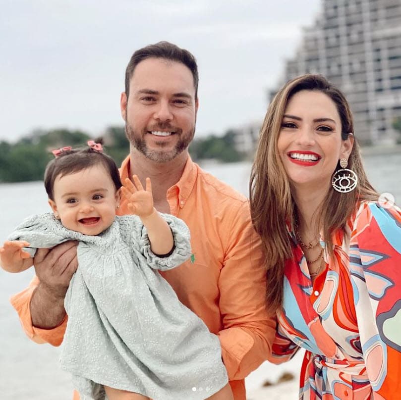 El 22 de julio de 2020 cambiaron las vidas de 
<b><a href="https://www.univision.com/temas/michelle-galvan">Michelle Galván y su esposo Fernando Guajardo</a></b>, ese día 
<a href="https://www.univision.com/famosos/el-que-dude-de-dios-y-sus-milagros-vea-esta-foto-michelle-galvan-presenta-a-megan-la-hija-por-la-que-tanto-lucho-fotos">nació su hija Megan</a>. Un año después, la pareja viajó a Monterrey, México, para bautizar a su única hija.
<br>