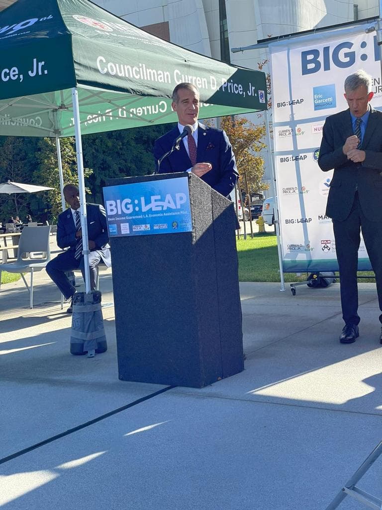 El pago de $1,000 mensuales hace parte de la propuesta para una
<a href="https://cao.lacity.org/budget21-22/2021-22Budget_Summary.pdf"> "Economía Justa y Equitativa"</a> que destinaría unos 300 millones de dólares en 13 programas sociales para "asegurar que nuestra recuperación ayude a los más afectados por la pandemia", según el alcalde Eric Garcetti.