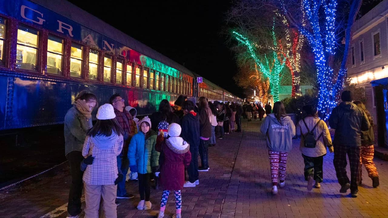 El viaje ida y vuelta dura aproximadamente 90 minutos, y el tren sale cada noche de la estación en Williams a las 5:30 p.m. y 7:30 p.m. Y para aquellos que buscan más, existe un paquete que además ofrece alojamiento por una noche en el Railway Hotel y comidas para todos.