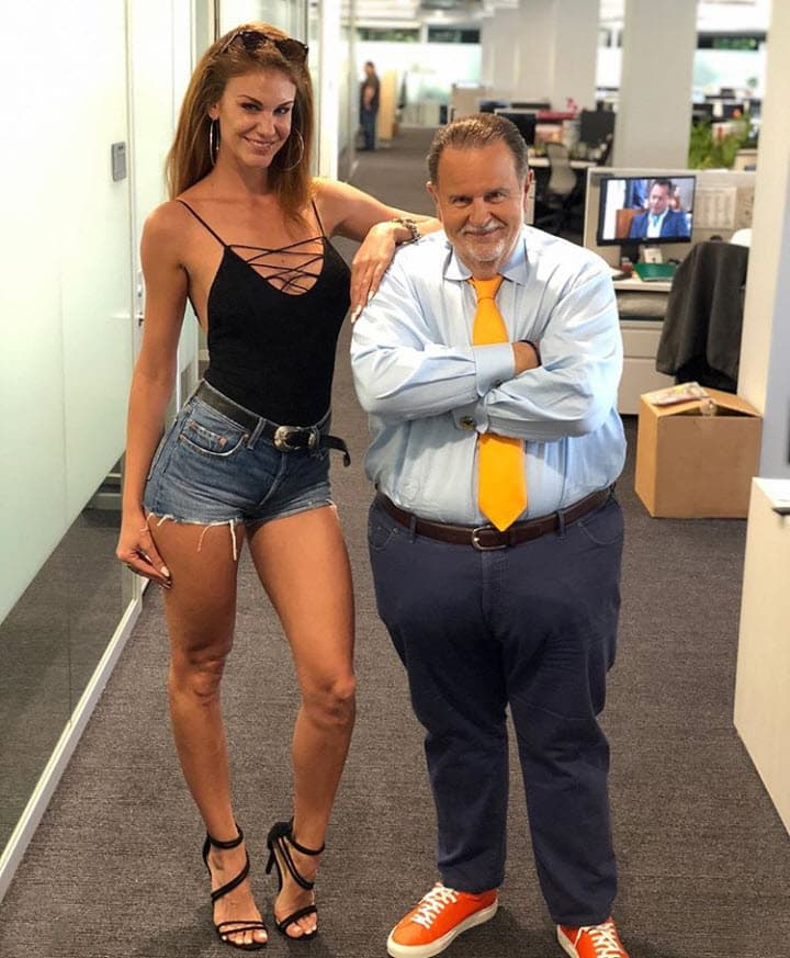 En esta imagen lo vemos con una corbata amarilla que resalta, al igual que sus tenis.