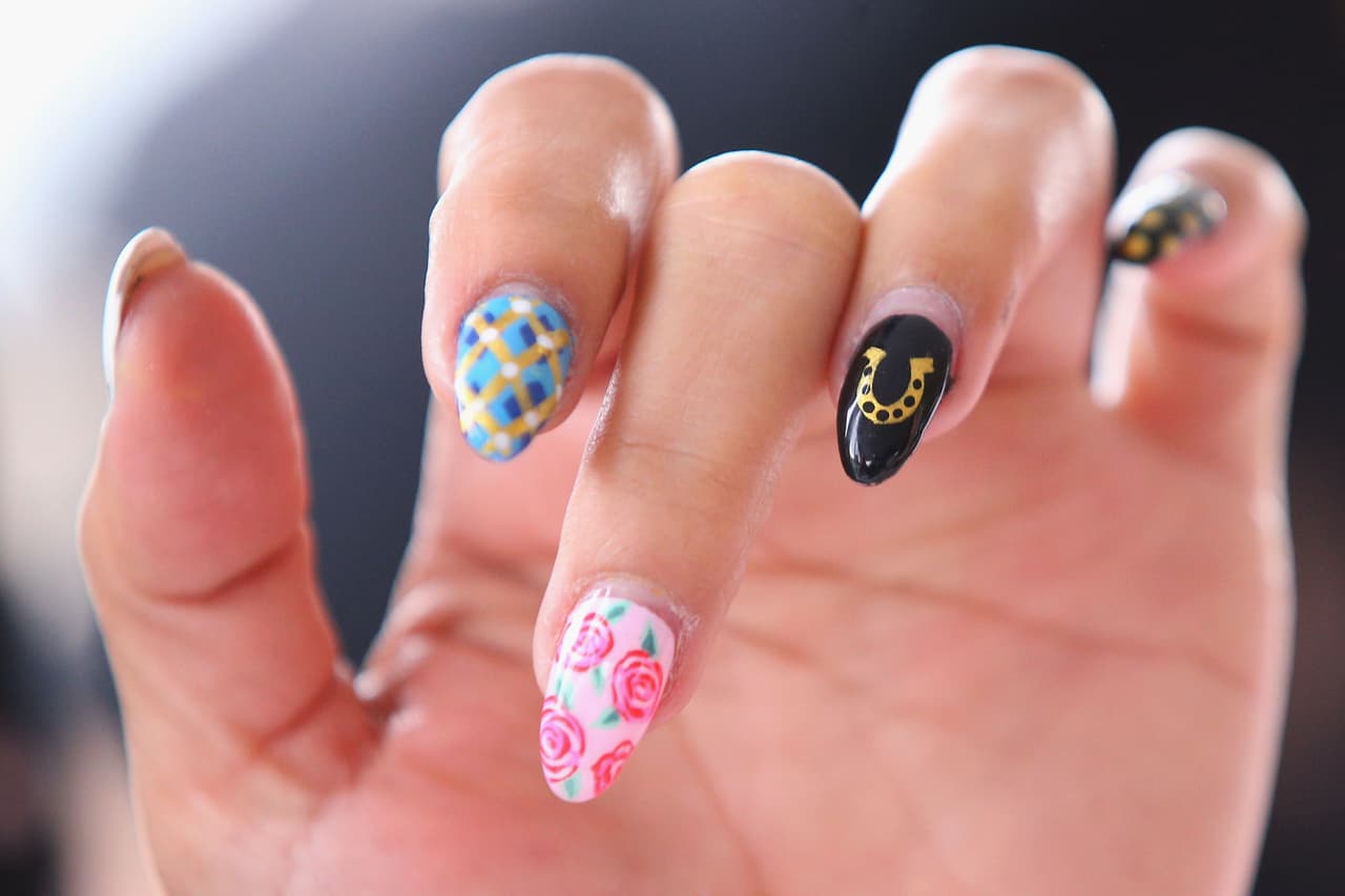 Y anímate a pegarte apliques; diminutas estrellas o cristales de fantasía, le darán un ‘twist’ original a tu ‘look’.