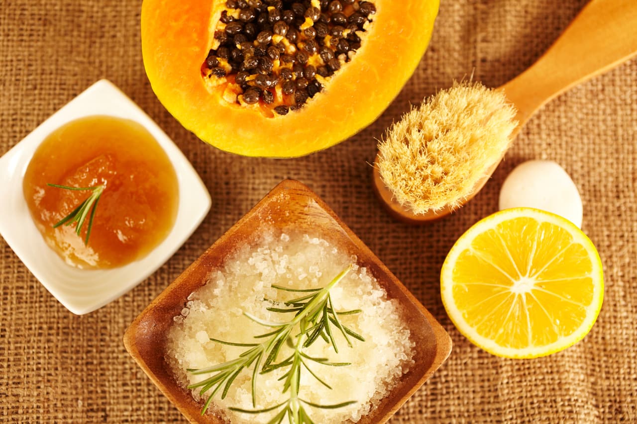 3. Mascarillas SOS: Si las fiestas están a la vuelta de la esquina y no has tenido tiempo de cuidar tu cutis, ¡nunca es tarde! Con los ingredientes que tienes en casa puedes preparar algunas mascarillas que te dejarán el rostro nutrido y jovial. Prueba algunas de estas opciones que te presentamos.