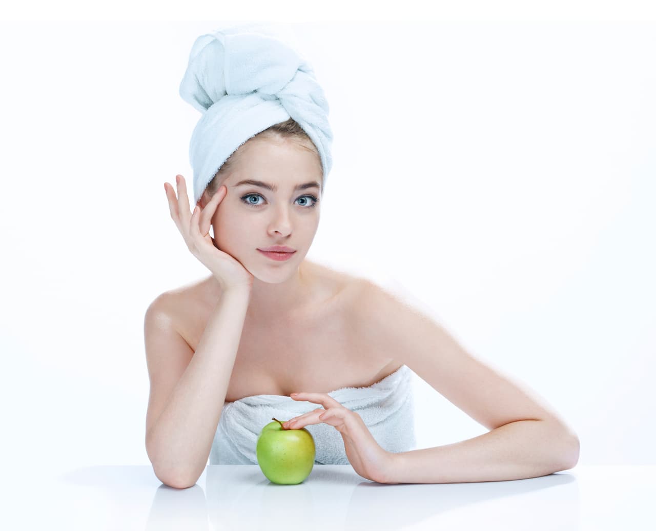 Piel sedosa. Los ácidos frutales tienen un efecto descongestivo y súper hidratante. También mejoran arrugas y poros dilatados, indicó la experta, y pueden aplicarse a todo tipo de pieles. En caso de preferir colocarte el producto en casa, consulta antes a un profesional.