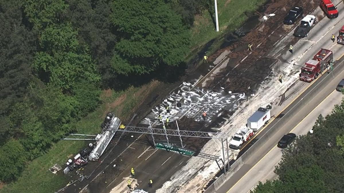 Un camión cisterna cargado con 7,500 se volcó en la I-285 en dirección sur entre Memorial Drive y Church Street.