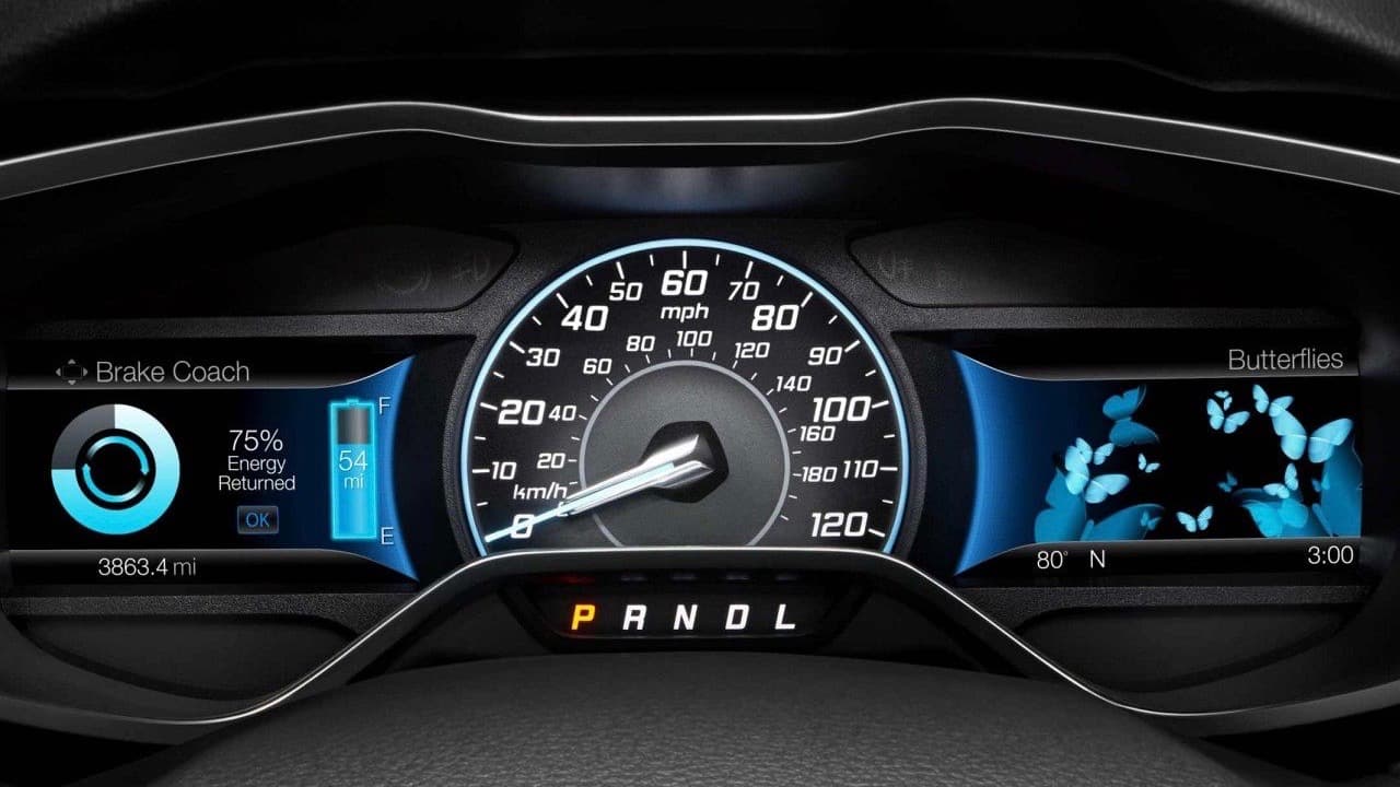 El Ford Focus Electric es propulsado por un solo motor eléctrico que produce 143 caballos de fuerza que son transmitidos a las ruedas delanteras a través de una transmisión sin cambios. 
<br>
<br>Sus conductores se enfrentan a un cuadro de instrumentos que Ford denomina Smart Gauge, que además de ser configurable para transmitir varias métricas del funcionamiento y performance del tren motriz eléctrico, también entrena al conductor para que desarrolle hábitos de manejo más eficiente. Mientras más mariposas aparezcan del lado derecho, más estará el conductor aprovechando la energía en su Focus Electric.