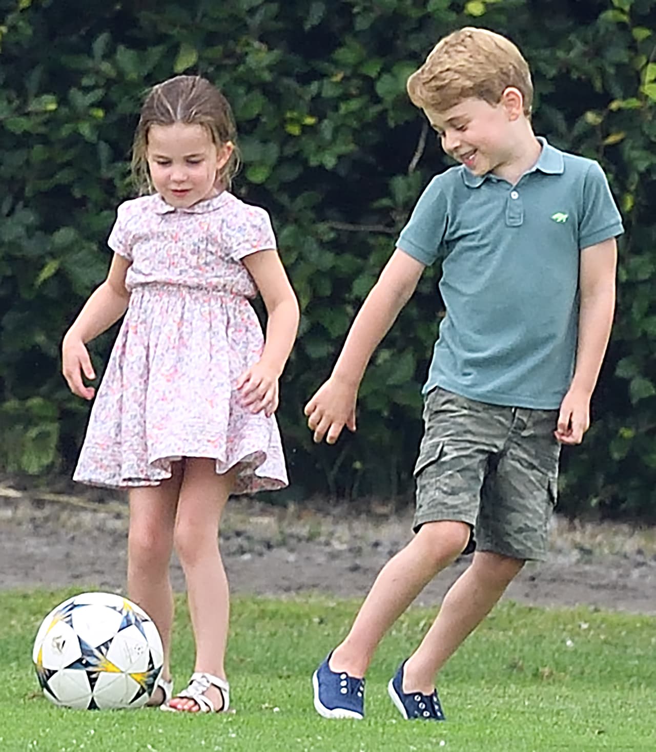 "En realidad fue interesante ese partido de polo porque fue la primera vez que Charlotte y George conocieron a Archie, no lo conocían desde hace dos meses, por lo que ese partido de polo 
<b>fue encantador</b>", aseguró Emily Andrews al portal británico 
<b><a href="https://uk.style.yahoo.com/when-george-charlotte-louis-met-baby-archie-141752734.html?guce_referrer=aHR0cHM6Ly93d3cuZWxsZS5jb20vY3VsdHVyZS9jZWxlYnJpdGllcy9hMjg0ODQzNjUvcHJpbmNlLWdlb3JnZS1wcmluY2Vzcy1jaGFybG90dGUtcHJpbmNlLWxvdWlzLWFyY2hpZS1maXJzdC1tZWV0aW5nLWRldGFpbHMv&guce_referrer_sig=AQAAAAUUZCaYs2-cJ7-kmBBKtfHK7rZvW2pPOdOrZQYcmdZSeRECEK8M-AfcMWBLeF155e3q_2ZQzeXnMxIIFojq0VPmizjimwOZRgZnPlcsh5fSmFCQNNwDDIxCBdA9BgHEicpiZUWUfiDAxGPl3vDRvzKWXWSisAnPGIgVlvFZxelS&guccounter=2" target="_blank">Yahoo! </a></b>