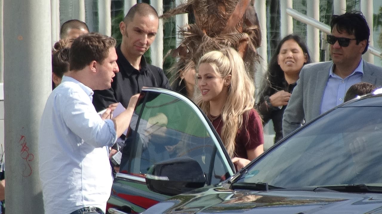 Shakira, con pantalones de cuero en la primera de Barcelona, y una gorra que dice "I love Barcelona".