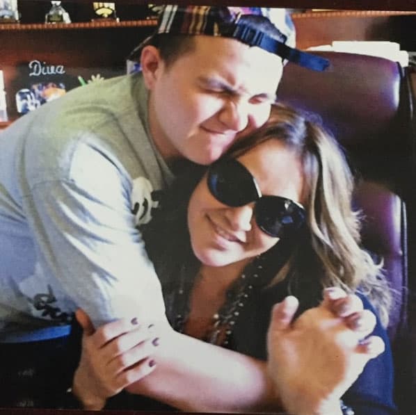 Era muy cariñoso con su madre, por supuesto ella se dejaba consentir.