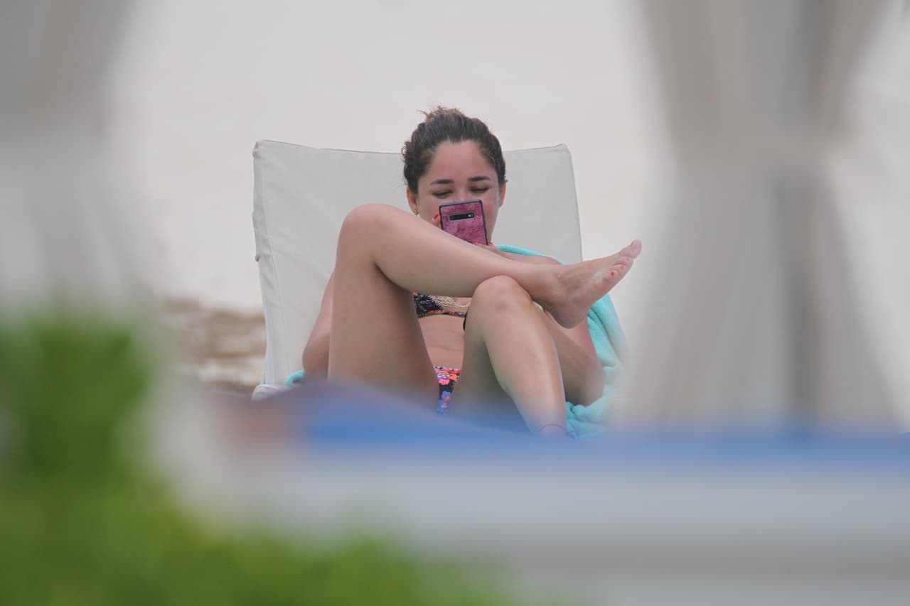 "Lo único que necesito para recordar quién soy es tener arena en los pies, el pelo suelto y mi azul crayola", fue otro de sus mensajes 
<b><a href="https://www.instagram.com/p/BzyO-a3ArsQ/" target="_blank">en Instagram</a></b>.