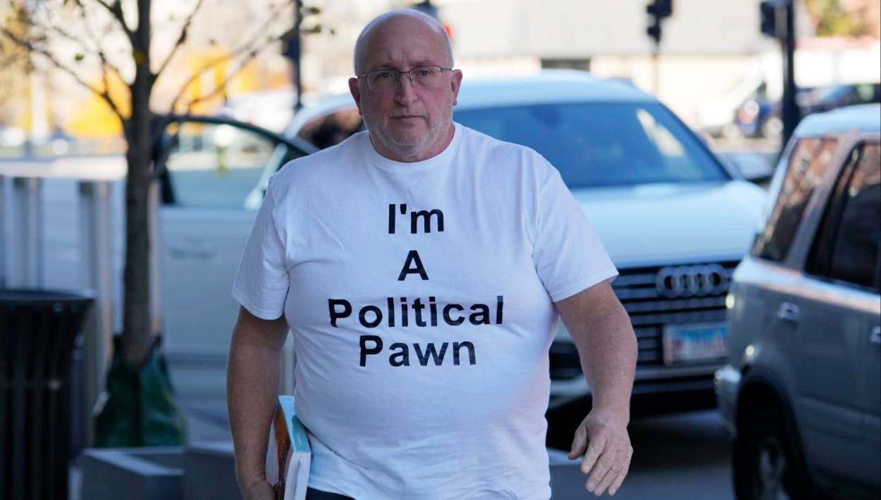 Liberan de la cárcel a Robert Crimo Jr., padre del atacante de tiroteo en Highland Park