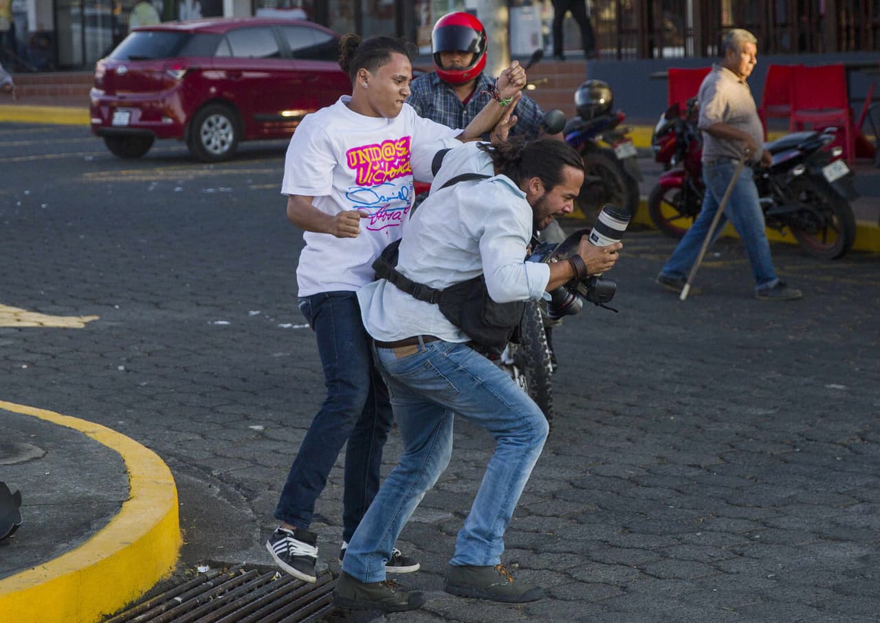 Grupos oficialistas han agredido a los periodistas que cubrían las protestas. El fotoperiodista de la agencia Associated Press Alfredo Zuniga (en la foto) fue golpeado por un miembro de la juventud sandinista, resultó con una lesión en el cráneo y su cámara fue robada. Julio López, reportero del programa de radio Onda Local, fue trasladado de urgencia a un hospital de Managua al resultar herido de gravedad en la golpiza.