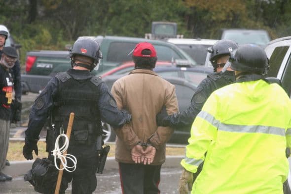 "Hemos venido en paz pero ellos nos recibieron armados", aseguró a un canal de televisión uno de los manifestantes.