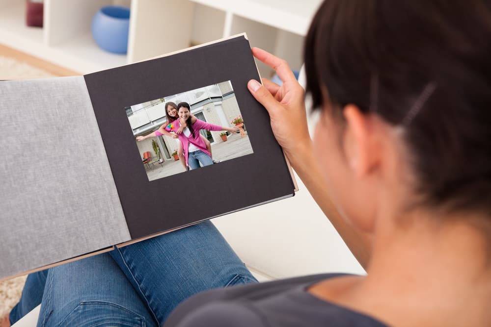 El ritual para la salud de otra persona debe hacerse siempre con una fotografía de ese individuo. Sin embargo, la imagen no tiene que estar impresa; puedes usarla en la pantalla de tu teléfono o computadora, si no tienes una a la mano. El objetivo es poder ver a la persona enferma para visualizar y enviar más energía para su sanación.