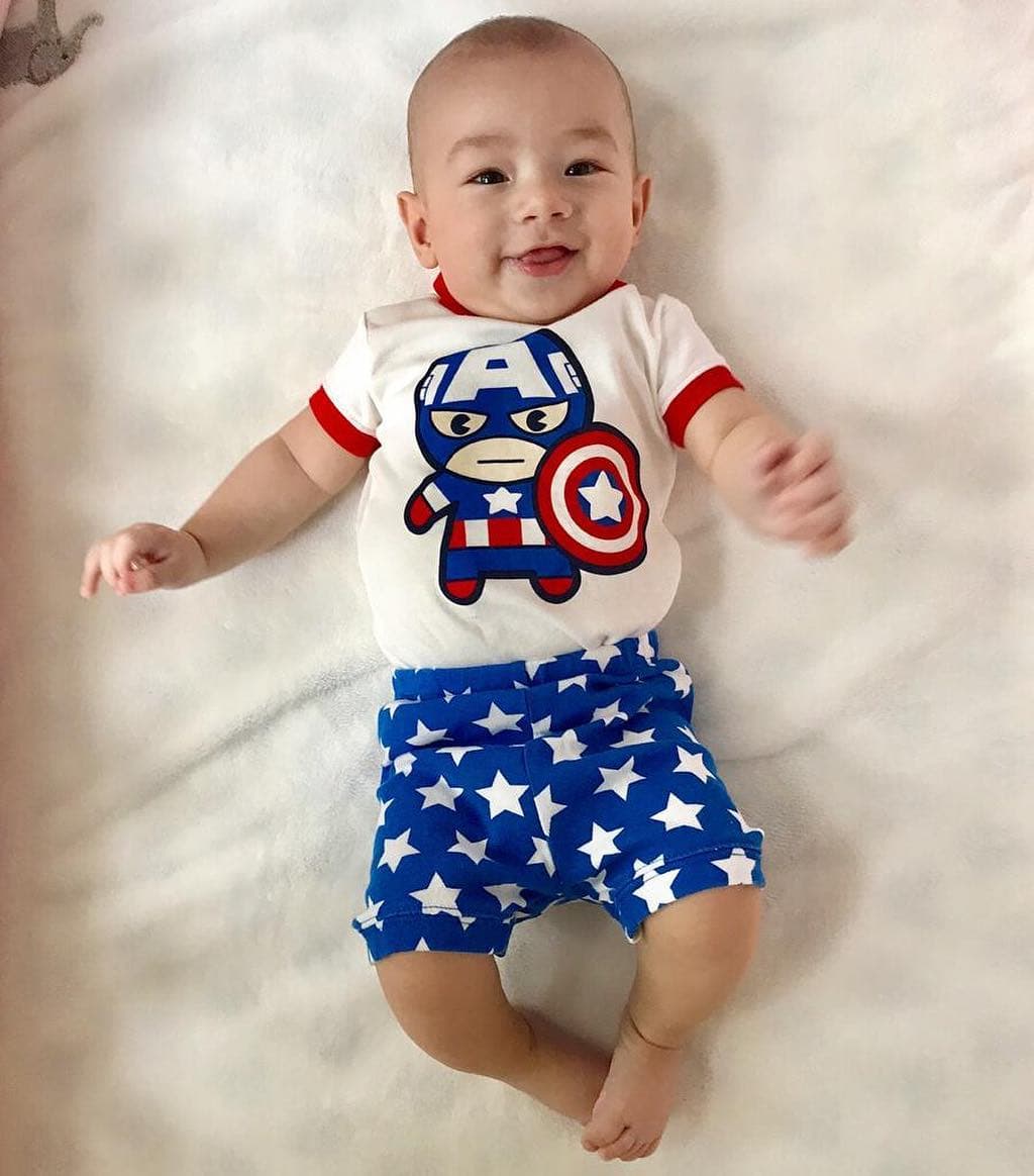 “Los ‘Avengers’ salvan al universo, este pequeño salva mi corazón”, escribió al pie de la foto de Liam disfrazado de superhéroe.