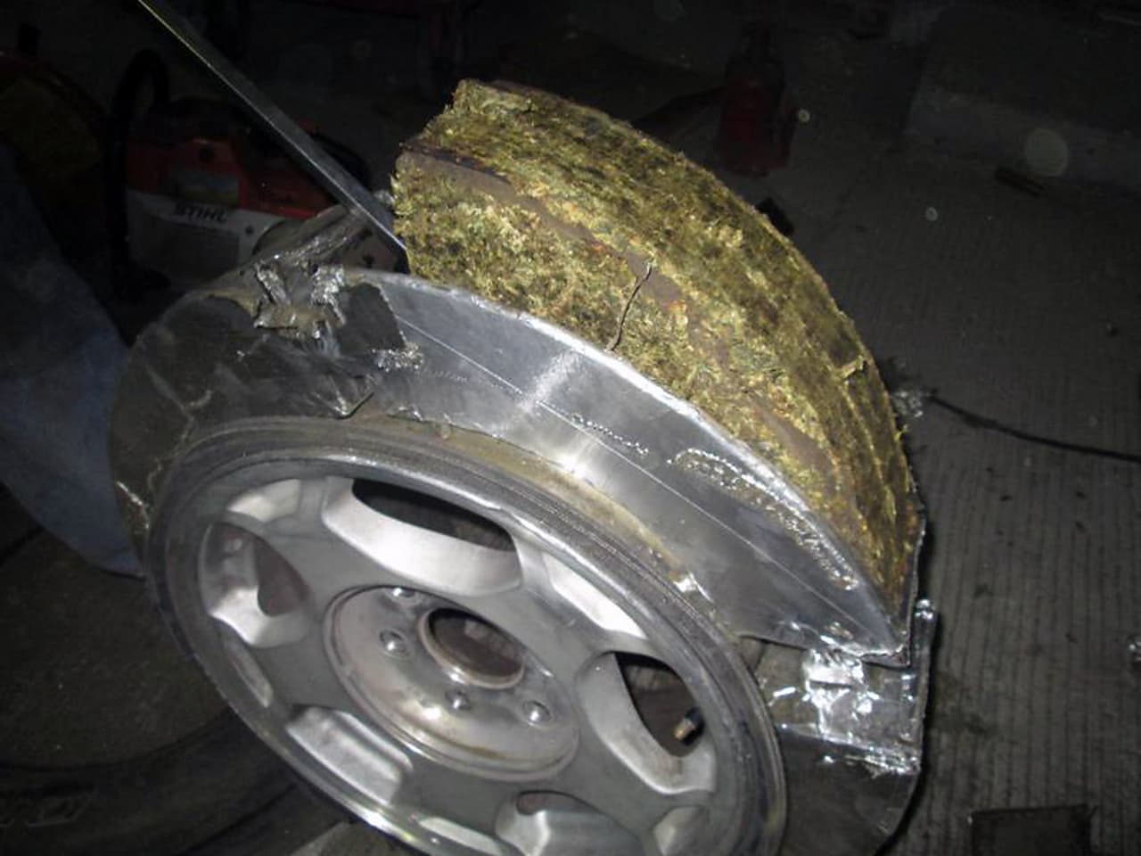 Rodado verde. Marihuana comprimida en un rin modificado.