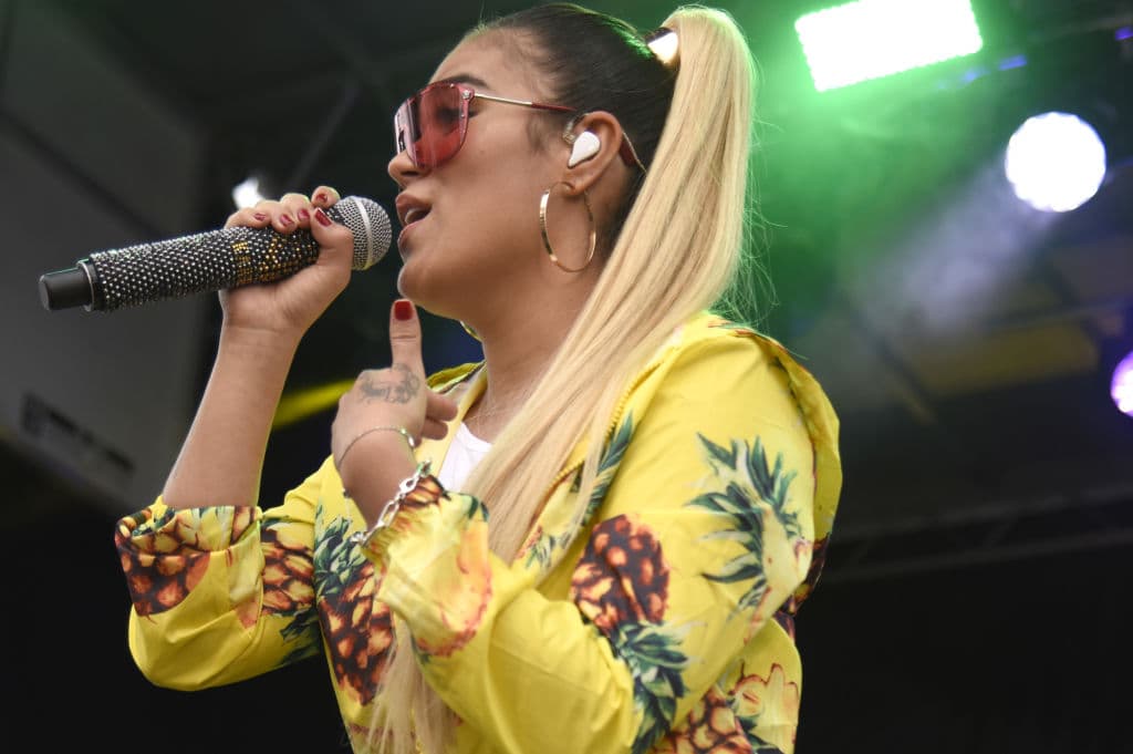 Por ejemplo, cuando la artista colombiana las ha lucido en el escenario 
<b>los selecciona con estampados tropicales y coloridos. </b>