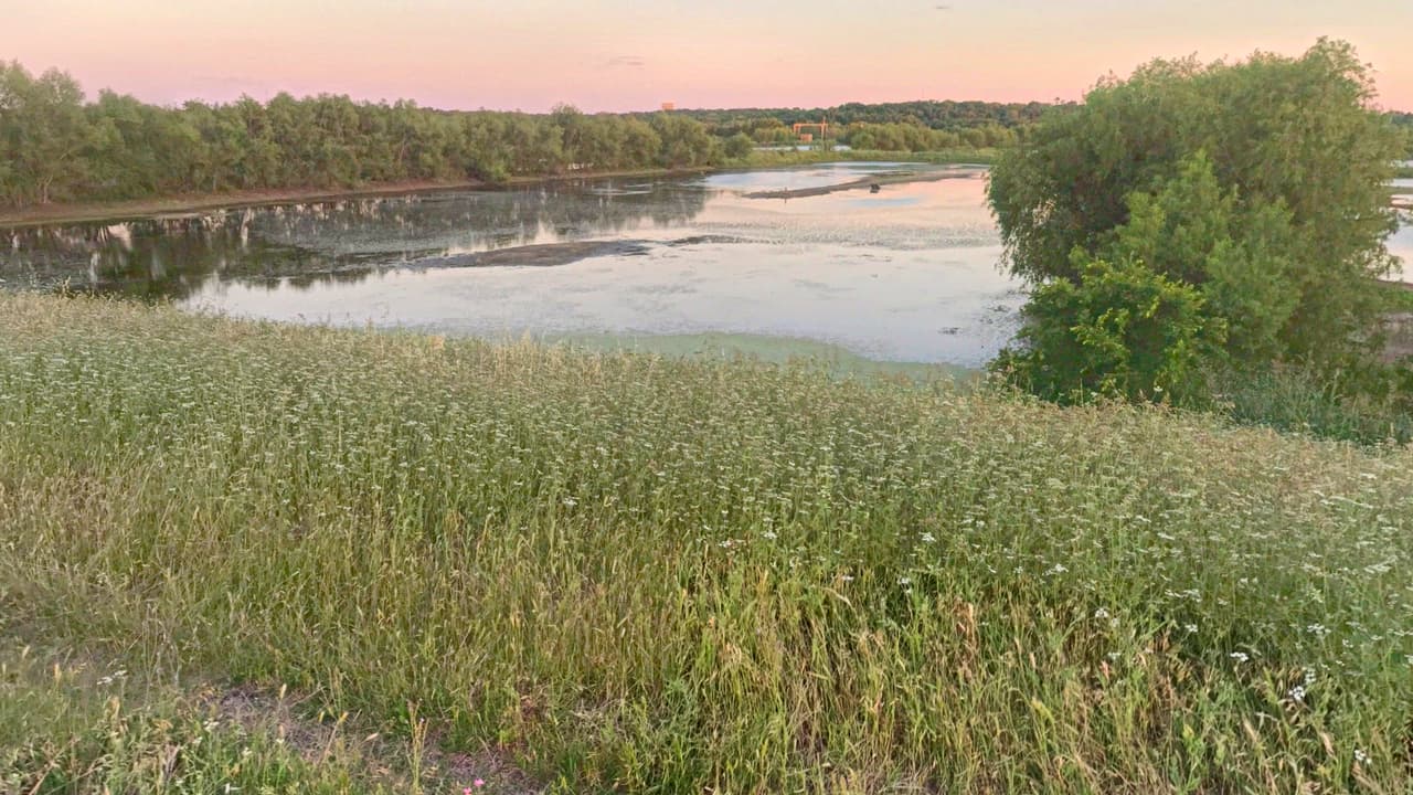 Forma parte del cinturón verde de 75 millas que corre desde el oeste de Fort Worth hasta el este de Dallas. 
<br>