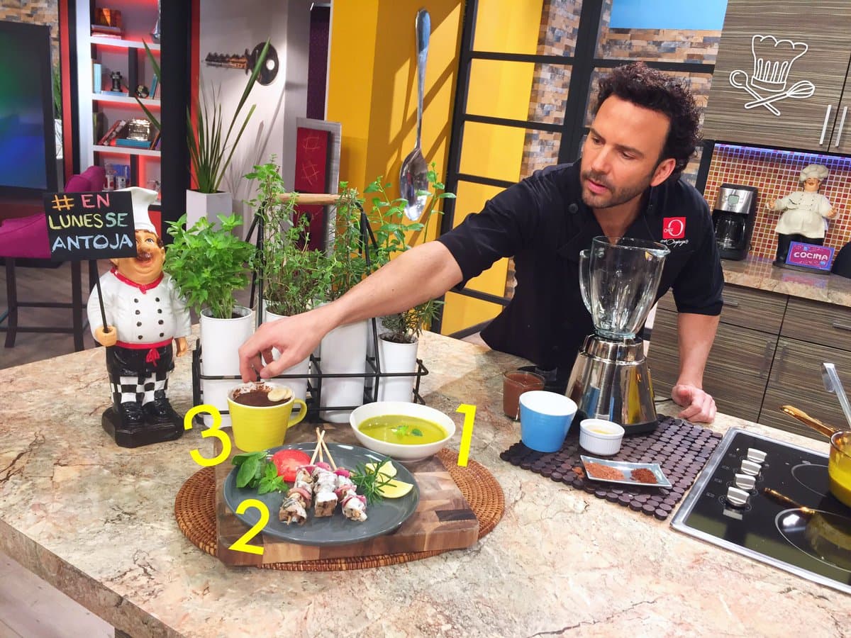 El chef Oropeza siempre está listo para poner manos a la obra. La cocina es su lugar favorito.