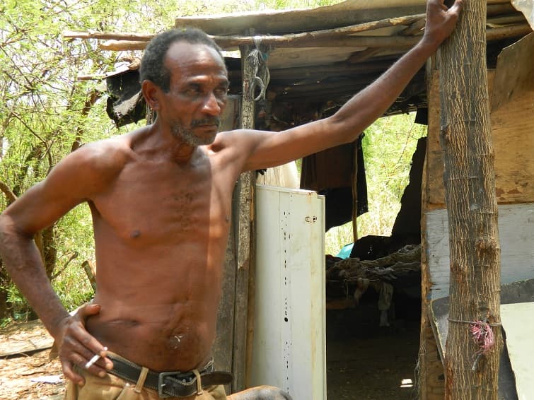 Chen delante de su choza