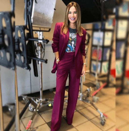 Los blazer no tienen porque ser aburridos, este tipo de playeras estampadas lo hará lucir más casual.