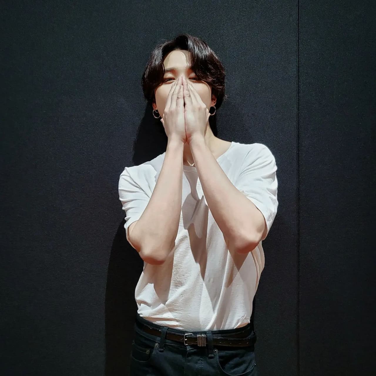 Jimin, o Park Ji-min, cantante y bailarín de BTS, también utiliza su verdadero nombre en la agrupación. En los inicios tuvo la intención de utilizar Baby J, sin embargo,finalmente se decidió por usar su verdadero nombre que significa “sabiduría y más alto que el cielo”.