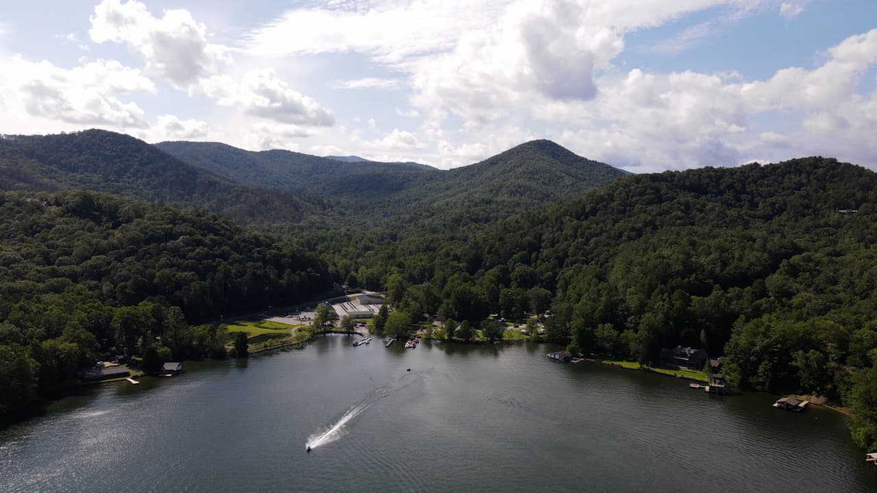 <b><a href="https://gastateparks.org/MoccasinCreek?gclid=CjwKCAjw6eWnBhAKEiwADpnw9qXZF9FRCGIh1yvdjxTqfTfTicFa2hIk63sRh_74rPQJKP6cyrhHFRoCg2sQAvD_BwE">Moccasin Creek State Park</a></b> se encuentra ubicado en el 
<b><a href="https://goo.gl/maps/wVAsN7Eza8PBfncX8">3655 Highway 197, en Clarkesville</a></b>, a unas 105 millas en auto al noreste de Atlanta.