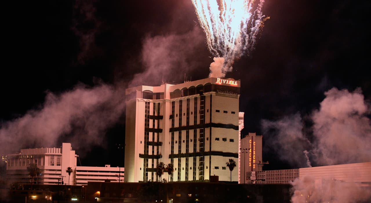 El famoso casino Riviera termina sus días en Las Vegas con una gran explosión