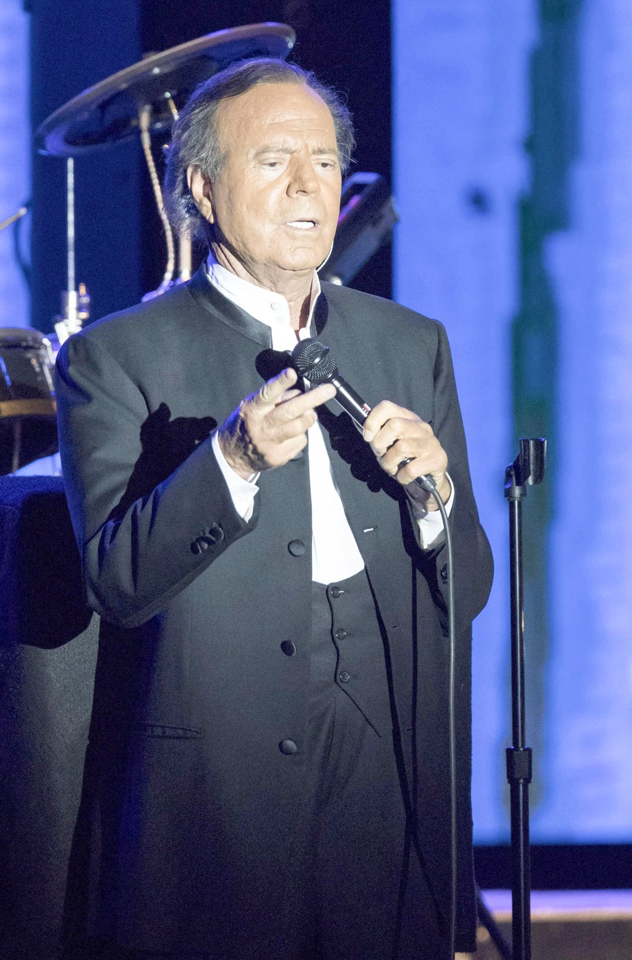 "Nunca ningún artista español ha conseguido tanto. Nunca en la música en español ha tenido semejante impacto internacional durante tanto tiempo. Nadie puede presumir de tamaña discografía", se lee en el comunicado que envió la disquera Sony Music.